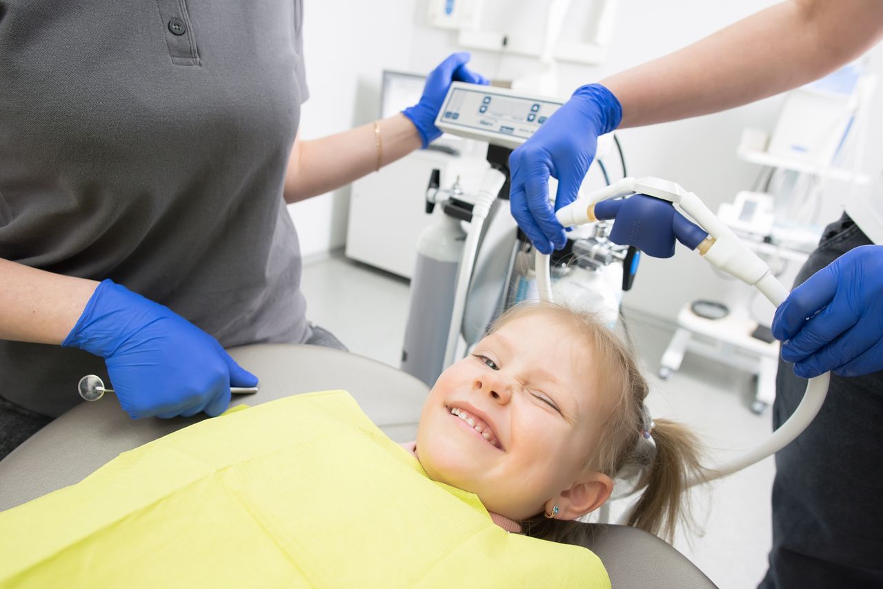 Kind bei der Prophylaxebehandlung