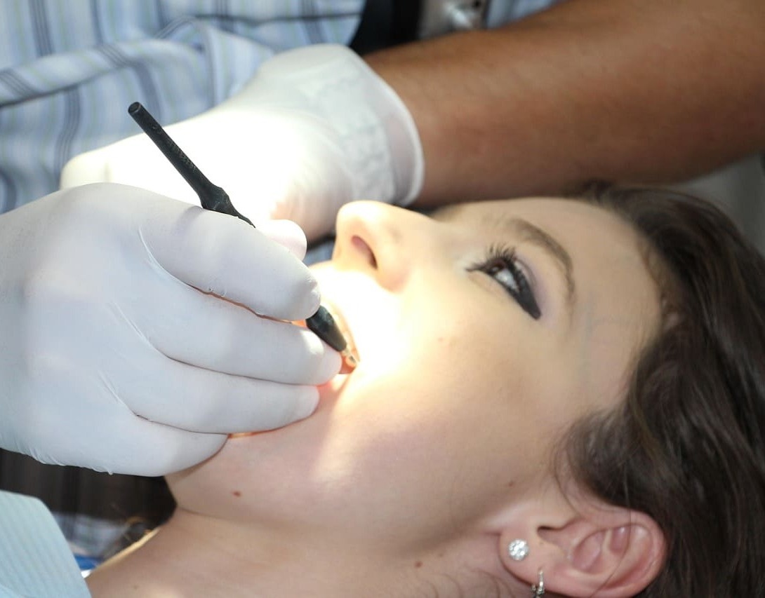 Patientin bei der Dentalhygiene-Behandlung beim Zahnarzt