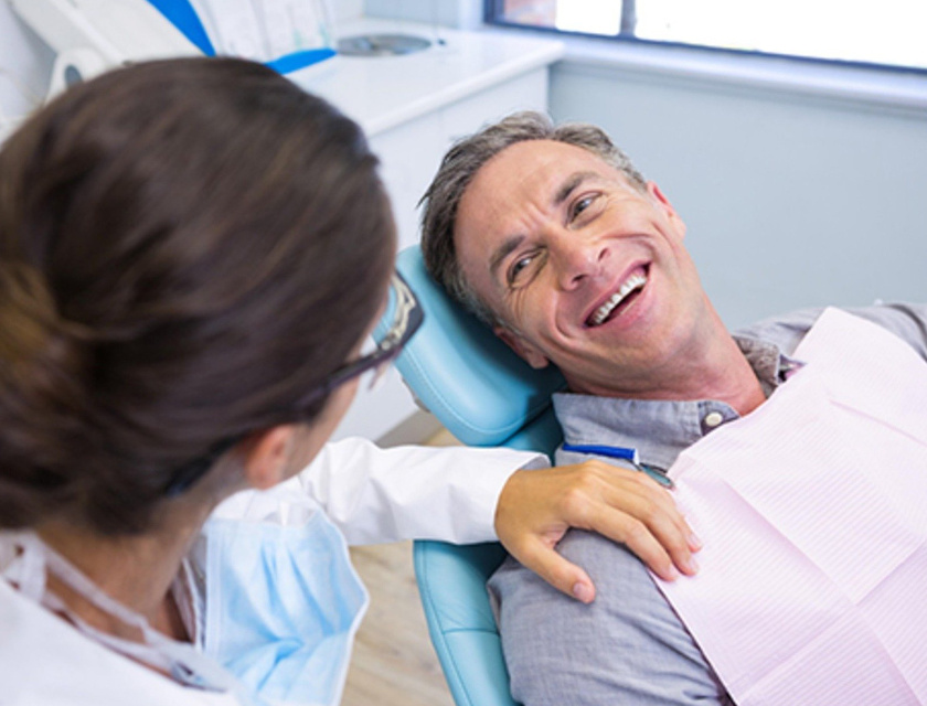 Mann nimmt Termin bei Zahnarzt spezialisiert auf Angstpatienten war